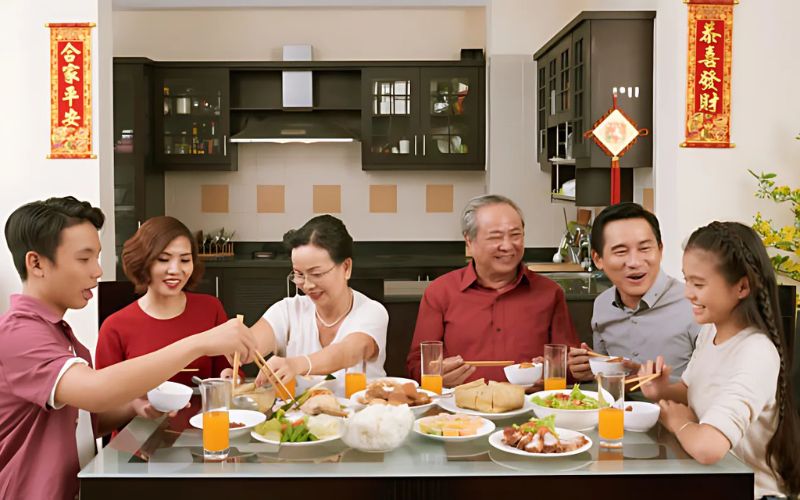 Những cái ôm, nụ cười và sự đoàn viên trong ngày đầu năm tạo nên ký ức đẹp đẽ