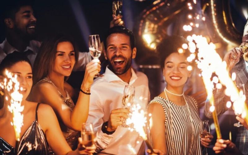 Bàn tiệc đầy sắc màu với những món ăn ngon, mang lại không khí ấm áp trong bữa tiệc đầu năm