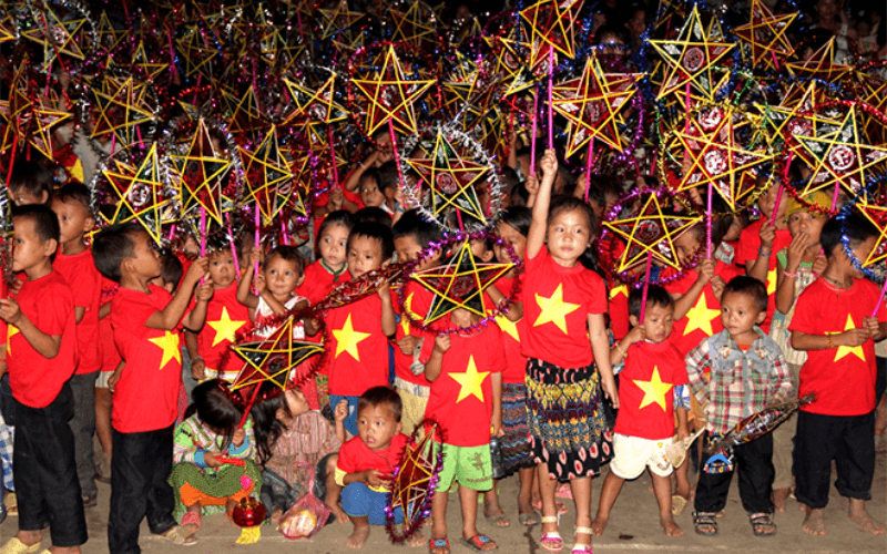 Rước đèn là hoạt động không thể thiếu của tết Trung Thu Rước đèn là hoạt động không thể thiếu của tết Trung Thu