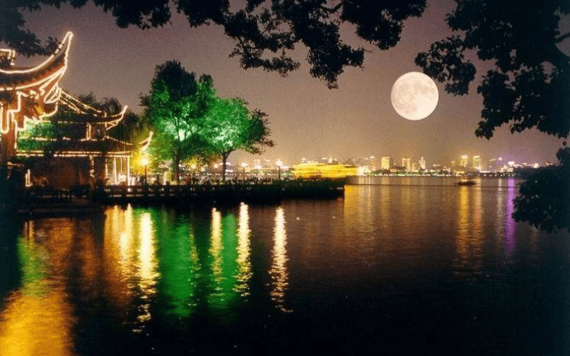 Trăng hôm rằm tháng 8 được coi là kỳ trăng đẹp nhất năm Trăng hôm rằm tháng 8 được coi là kỳ trăng đẹp nhất năm