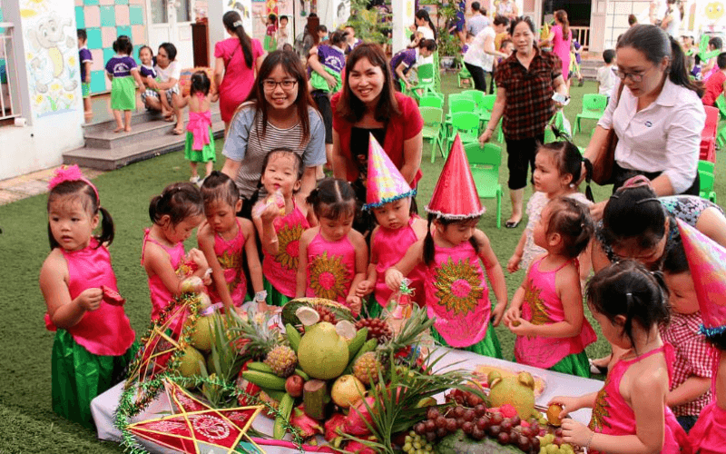 Phá cỗ là hoạt động thích thú nhất của trẻ em ngày rằm Trung Thu Phá cỗ là hoạt động thích thú nhất của trẻ em ngày rằm Trung Thu