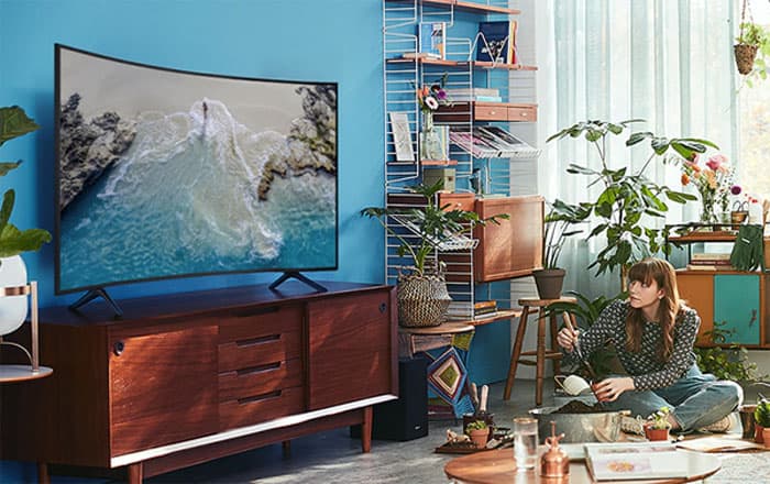 Tivi 55TU8300 với màn hình cong đem lại hiệu ứng hiển thị chân thực, sống động 