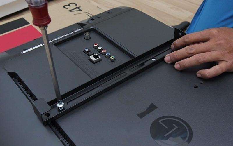 Bước 3: Tháo nắp lưng của tivi ra và kiểm tra Bước 3: Tháo nắp lưng của tivi ra và kiểm tra