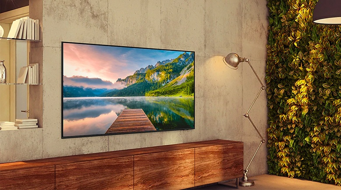 Tivi Crystal UHD được lắp đặt tại phòng khách giúp tăng vẻ đẹp cho không gian, tạo trải nghiệm giải trí vui vẻ, thoải mái bên gia đình, bạn bè