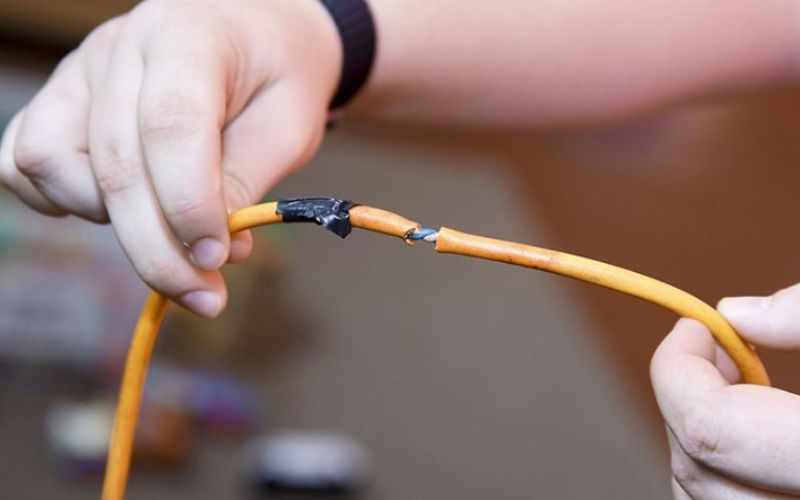 Nối lại dây hoặc thay lại dây mới khi dây nguồn bị đứt hư hỏng Nối lại dây hoặc thay lại dây mới khi dây nguồn bị đứt hư hỏng