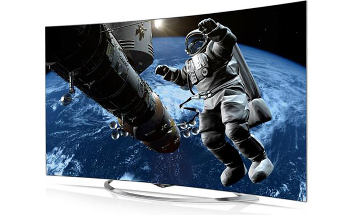 Tivi LG 65EG9600 có chân đế được đặt hai bên viền màn hình