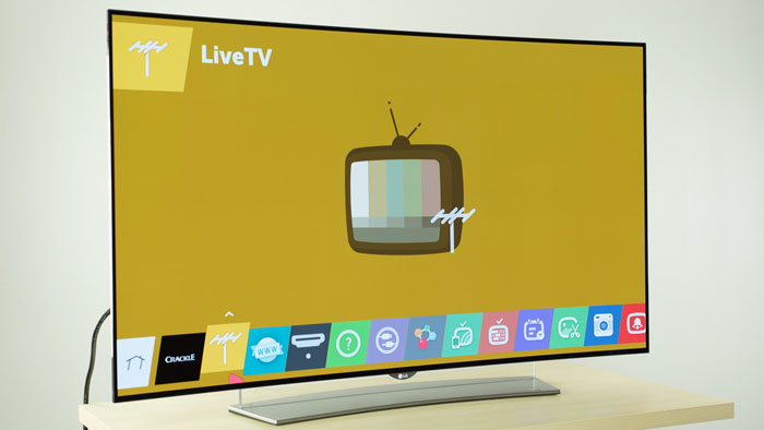 Tivi LG 65EG9600 có chân đế được đặt hai bên viền màn hình, giúp tạo sự ổn định và cân bằng cho tivi