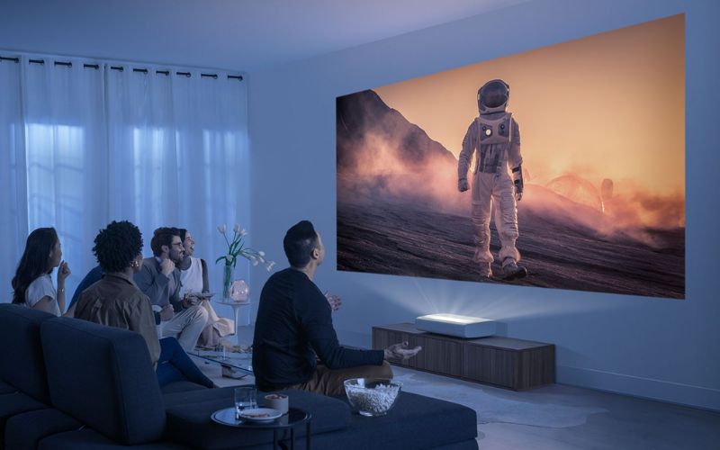 Trải nghiệm rạp chiếu phim tại gia với tivi máy chiếu Samsung 120 inch Trải nghiệm rạp chiếu phim tại gia với tivi máy chiếu Samsung 120 inch