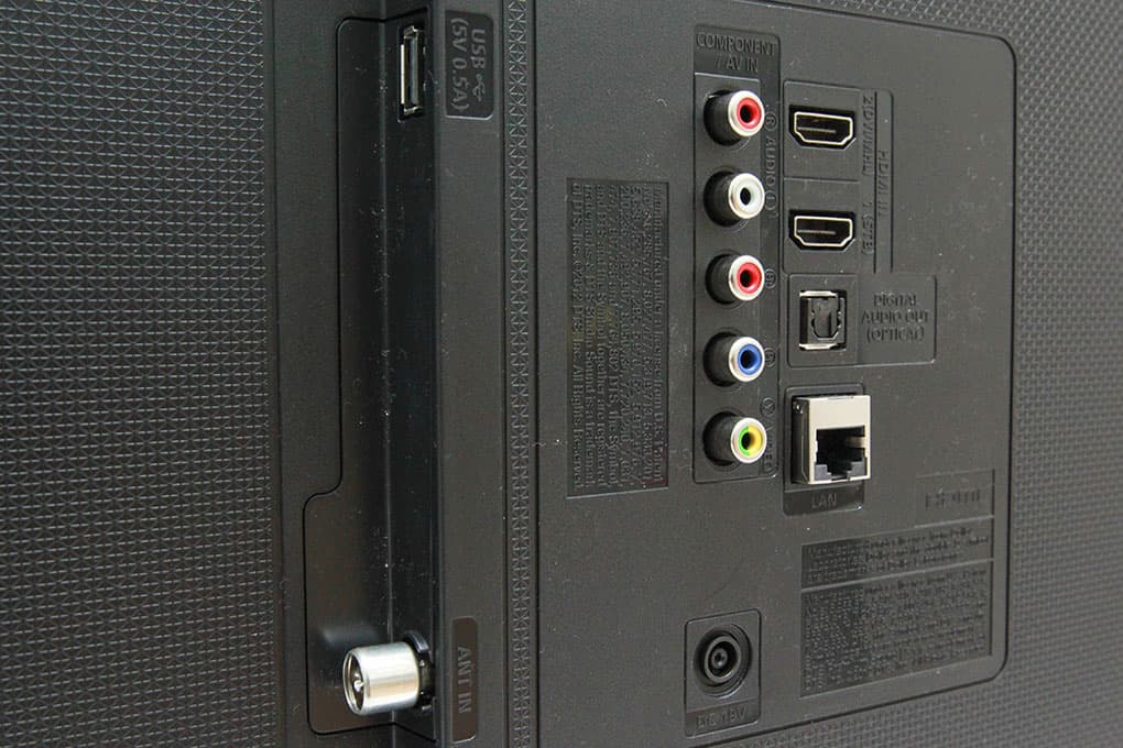 kết nối mạng được thực hiện thông qua cổng Ethernet hoặc kết nối WiFi