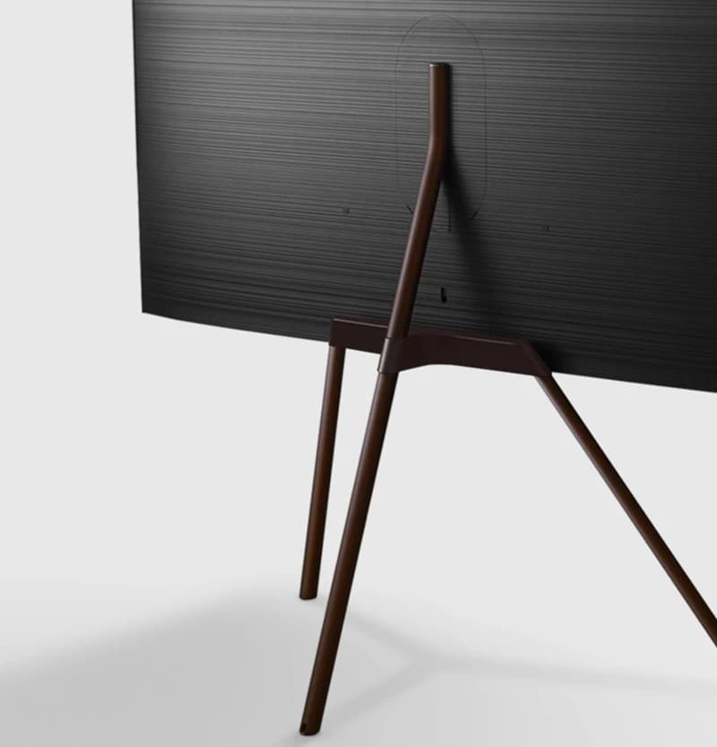 Chân đế Studio Stand giúp bạn dễ dàng di chuyển Tivi