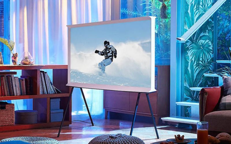 Khung viền mỏng của The Serif 55 inch tạo nên không gian sang trọng Khung viền mỏng của The Serif 55 inch tạo nên không gian sang trọng