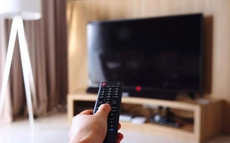 Tắt tivi hoàn toàn và bật lại để khắc phục tình huống tivi bị mất tiếng Tắt tivi hoàn toàn và bật lại để khắc phục tình huống tivi bị mất tiếng