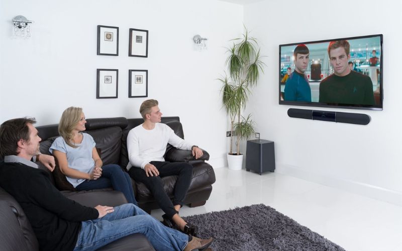 Tận hưởng âm thanh vòm sống động với tivi treo tường tích hợp Soundbar Tận hưởng âm thanh vòm sống động với tivi treo tường tích hợp Soundbar