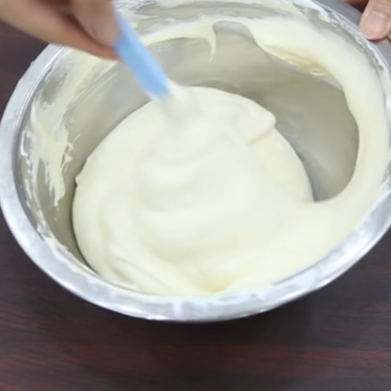 Trộn bột bánh