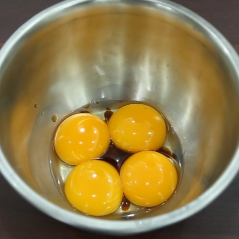 Cách làm bánh bông lan bằng nồi cơm điện Đánh bông lòng đỏ trứng
