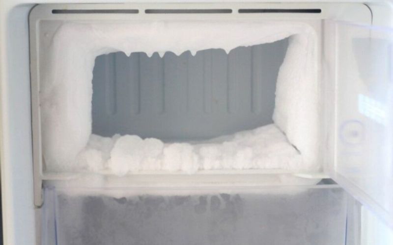 Băng tuyết dày trong ngăn đá gây khó khăn cho việc làm lạnh đều thực phẩm Băng tuyết dày trong ngăn đá gây khó khăn cho việc làm lạnh đều thực phẩm