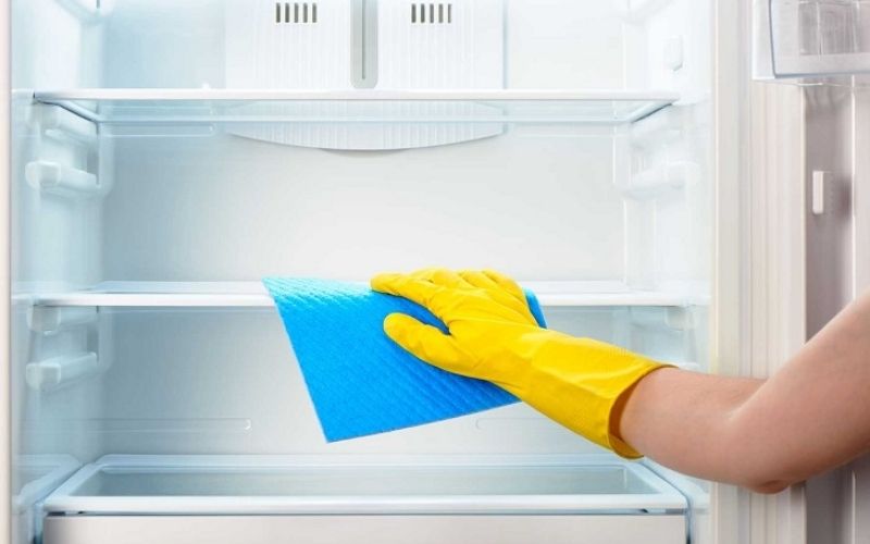 Bước 6: Lau khô nước đọng trong tủ lạnh bằng khăn mềm