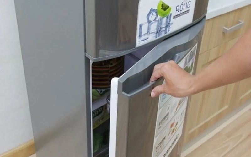 Không khí nóng xâm nhập qua cửa tủ hở dẫn đến tình trạng tuyết bám dày