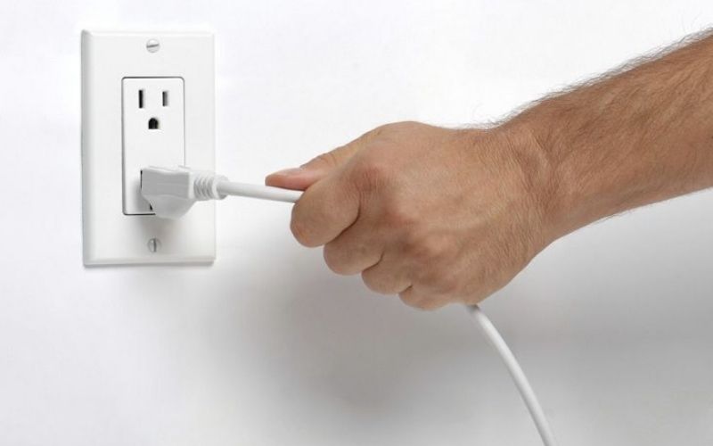 Bước 1: Rút dây điện để ngắt nguồn điện tủ lạnh 