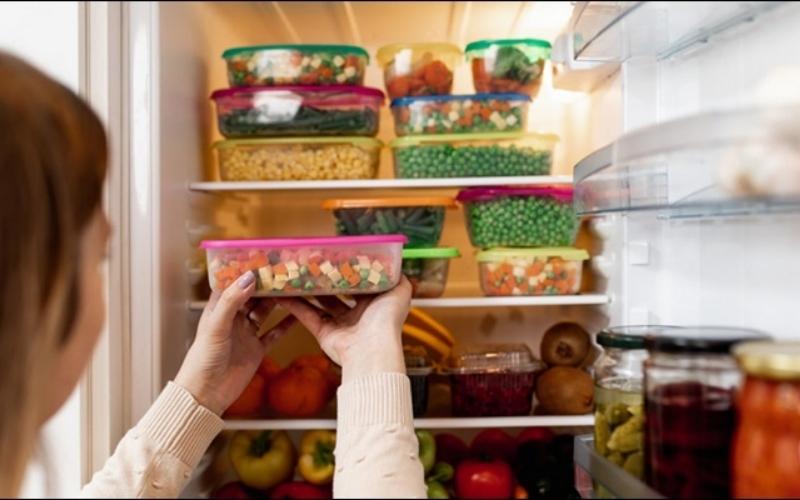 Bước 2: Di chuyển tất cả thức ăn từ tủ lạnh ra bên ngoài