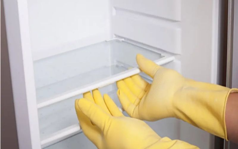 Bước 3: Tháo các khay đá và khay thực phẩm ra ngoài