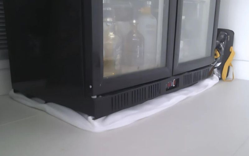 Bước 4: Lót giấy hoặc quấn khăn xung quanh tủ lạnh Bước 4: Lót giấy hoặc quấn khăn xung quanh tủ lạnh