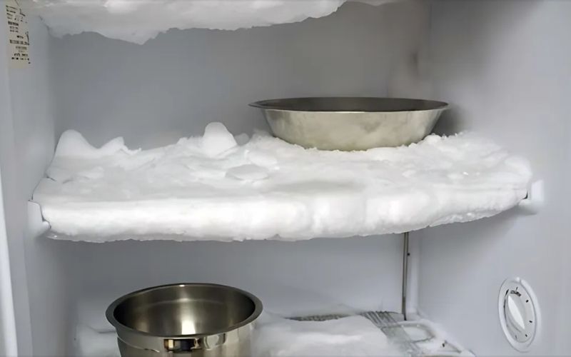 Bước 5: Để cửa tủ lạnh mở, chờ cho tuyết trong ngăn đá tự tan ra Bước 5: Để cửa tủ lạnh mở, chờ cho tuyết trong ngăn đá tự tan ra