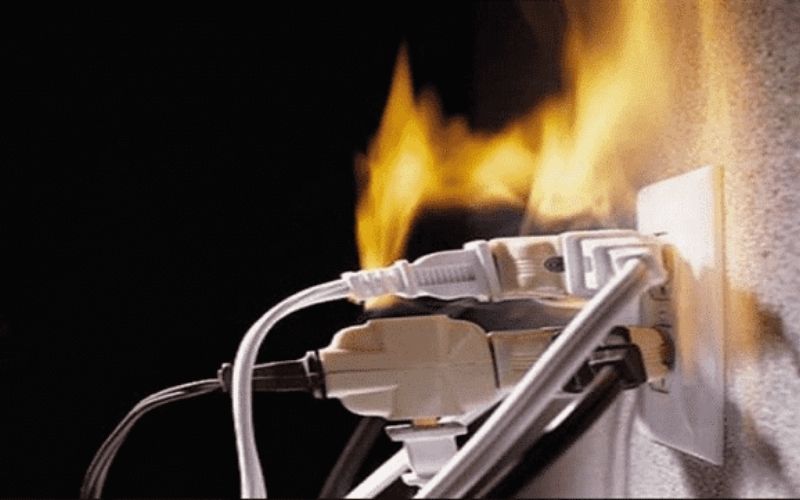 Tình trạng ngập nước có thể làm tủ lạnh bị chập, gây ra sự cố điện và hỏa hoạn Tình trạng ngập nước có thể làm tủ lạnh bị chập, gây ra sự cố điện và hỏa hoạn