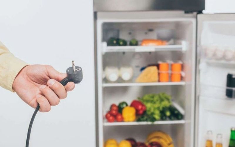 Bước 1: Ngắt điện kết nối với tủ lạnh Bước 1: Ngắt điện kết nối với tủ lạnh