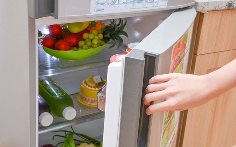 Kiểm tra công tắc cửa là bước đầu tiên khi tủ lạnh gặp vấn đề về làm lạnh dù đèn vẫn sáng Kiểm tra công tắc cửa là bước đầu tiên khi tủ lạnh gặp vấn đề về làm lạnh dù đèn vẫn sáng