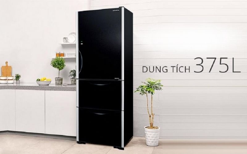 Mặt kính sáng bóng của tủ lạnh tô điểm nét hiện đại cho không gian bếp của bạn