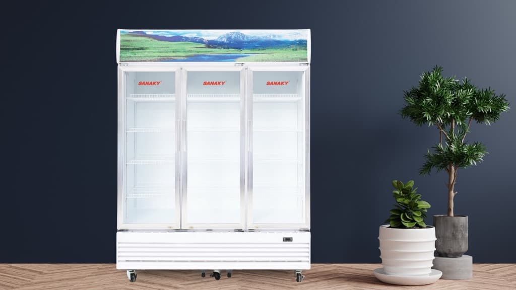 Chiếc tủ mát ba cửa kính hiện đại, thanh lịch, hài hòa với mọi không gian