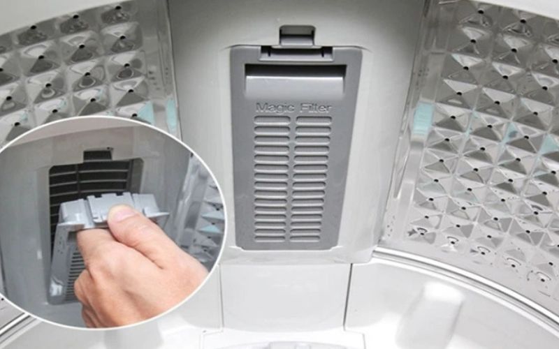 Túi lọc xơ vải được gắn phía bên trong, góc trên lồng giặt ở máy giặt lồng đứng Túi lọc xơ vải được gắn phía bên trong, góc trên lồng giặt ở máy giặt lồng đứng