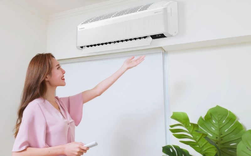 Vệ sinh cục nóng máy lạnh định kỳ giúp tiết kiệm tiền điện Vệ sinh cục nóng máy lạnh định kỳ giúp tiết kiệm tiền điện