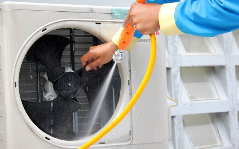 Vệ sinh cẩn thận cánh quạt và các bộ phận khác của cục nóng điều hòa Vệ sinh cẩn thận cánh quạt và các bộ phận khác của cục nóng điều hòa