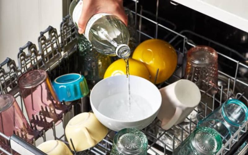 Giấm trắng giúp khử mùi hôi và làm sạch cặn khoáng bên trong máy rửa bát Giấm trắng giúp khử mùi hôi và làm sạch cặn khoáng bên trong máy rửa bát