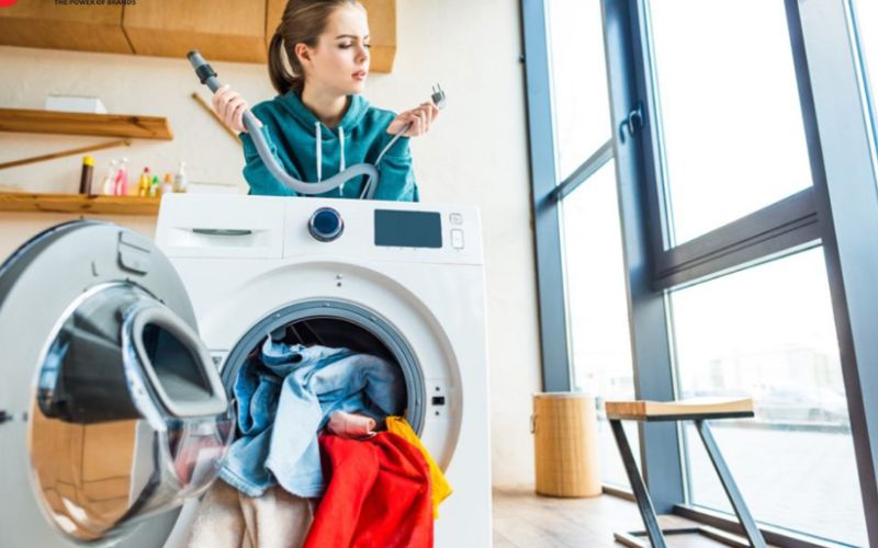  Dùng vòi xịt loại bỏ bụi bẩn, xơ vải kẹt trong hệ thống thông hơi