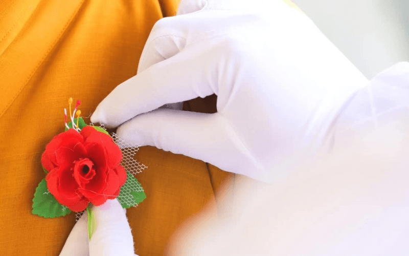 Cài hoa đỏ nếu còn cha mẹ, cài hoa trắng để tiếc thương cha mẹ đã khuất Cài hoa đỏ nếu còn cha mẹ, cài hoa trắng để tiếc thương cha mẹ đã khuất