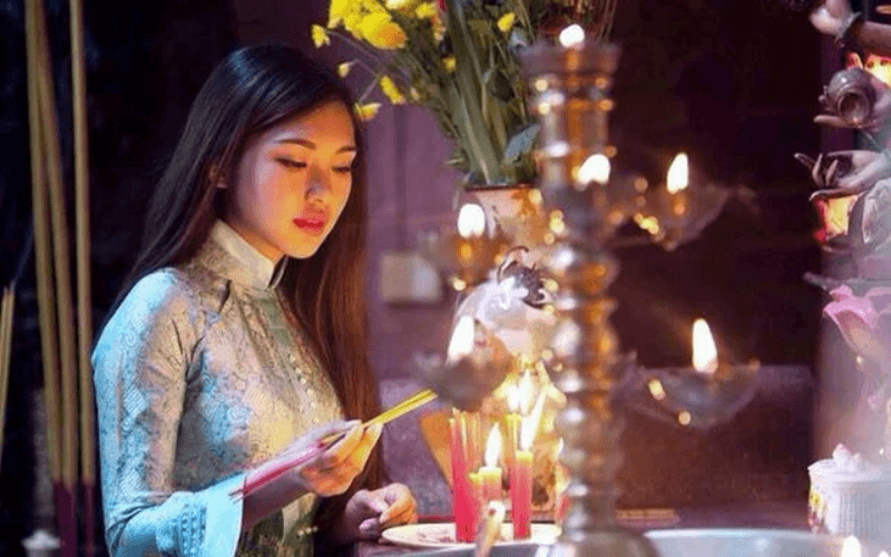 Dâng hương cúng tổ tiên để tỏ lòng thành kính Dâng hương cúng tổ tiên để tỏ lòng thành kính