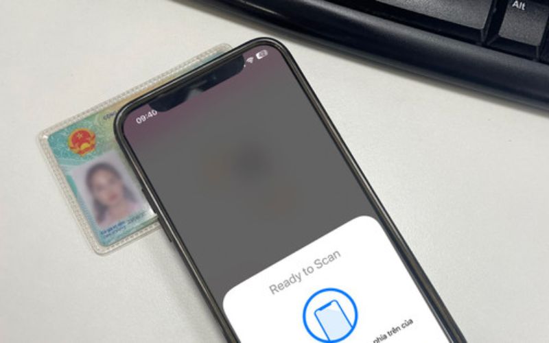 Nên đặt CCCD gắn chip trên một mặt phẳng cố định khi làm xác thực