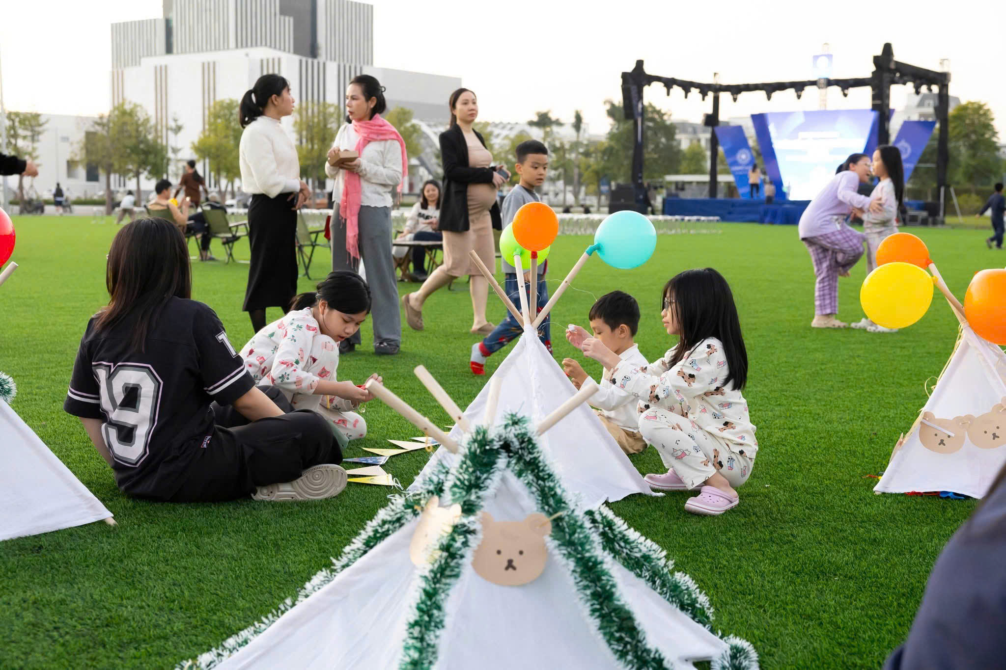 RỰC RỠ CÙNG SỰ KIỆN CẮM TRẠI; PICKLEBALL TẠI VINHOMES STAR CITY