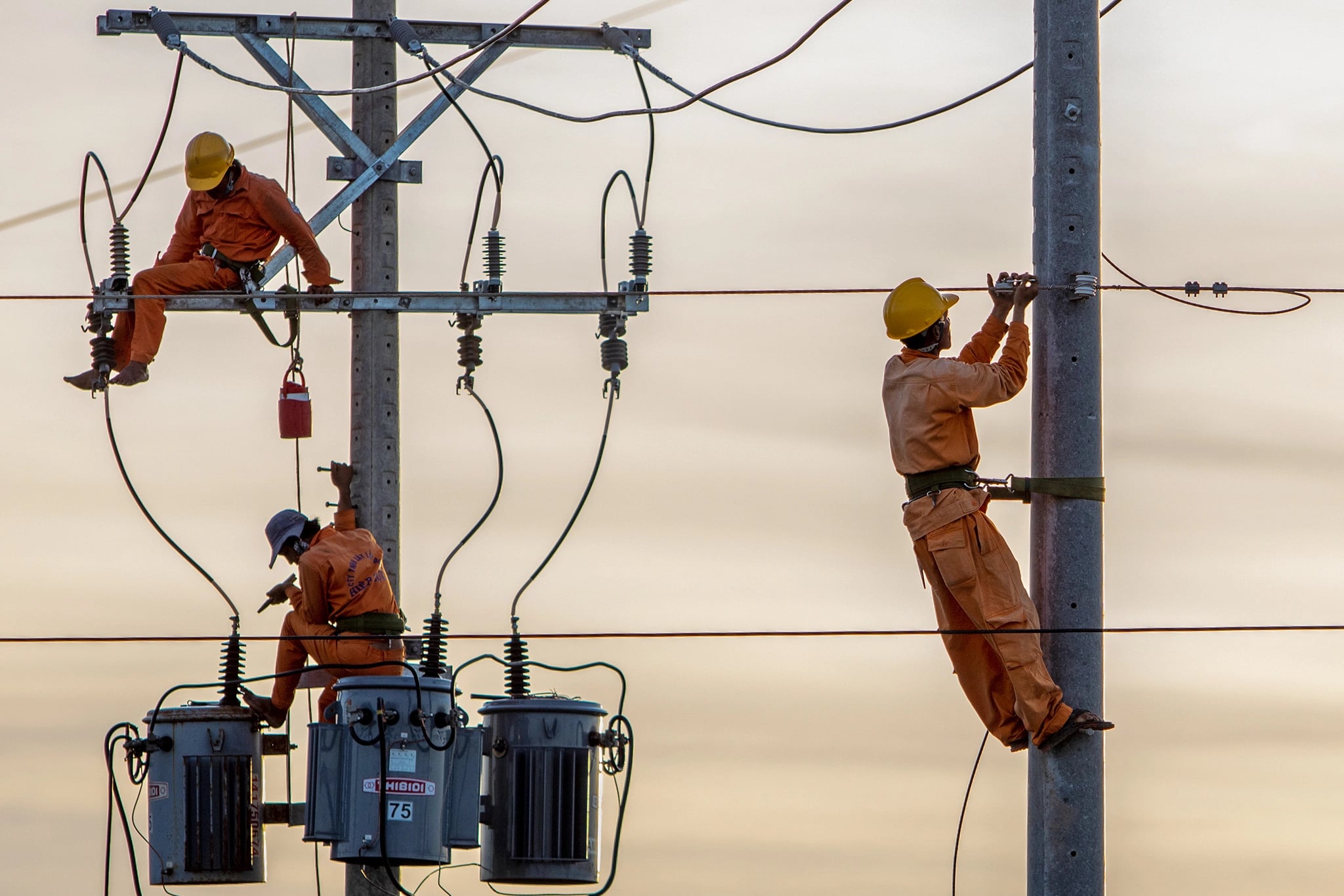 Bộ Chính trị: Cơ cấu lại ngành điện để người dân được chọn đơn vị cung cấp