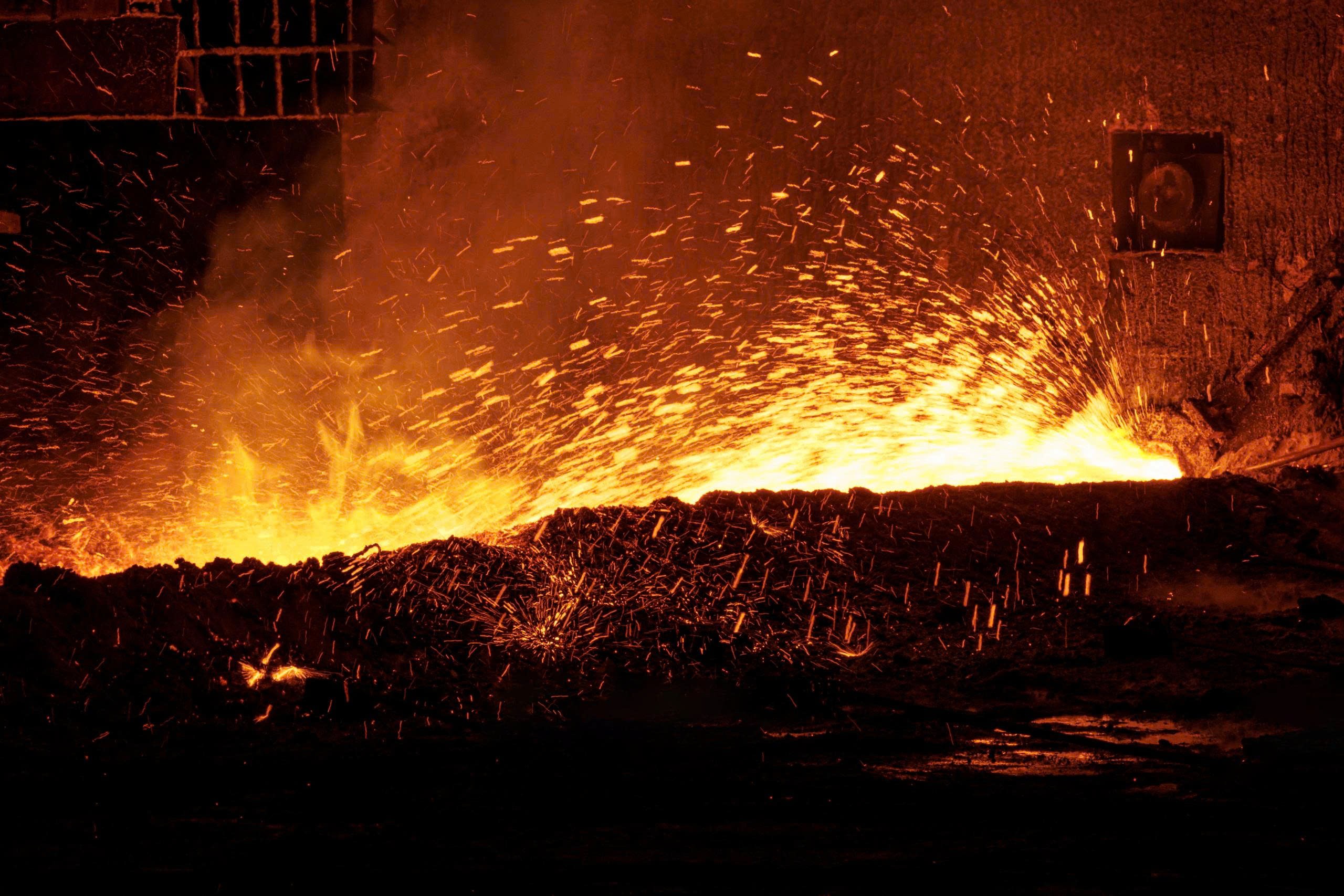 Lò cao số 2 của Khu liên hợp gang thép Hòa Phát Dung Quất 2 ra mẻ gang đầu tiên