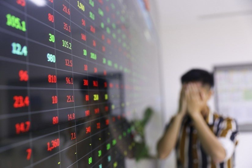 Nhà đầu tư ồ ạt “chốt lời”, VN-Index “bốc hơi” hơn 12 điểm