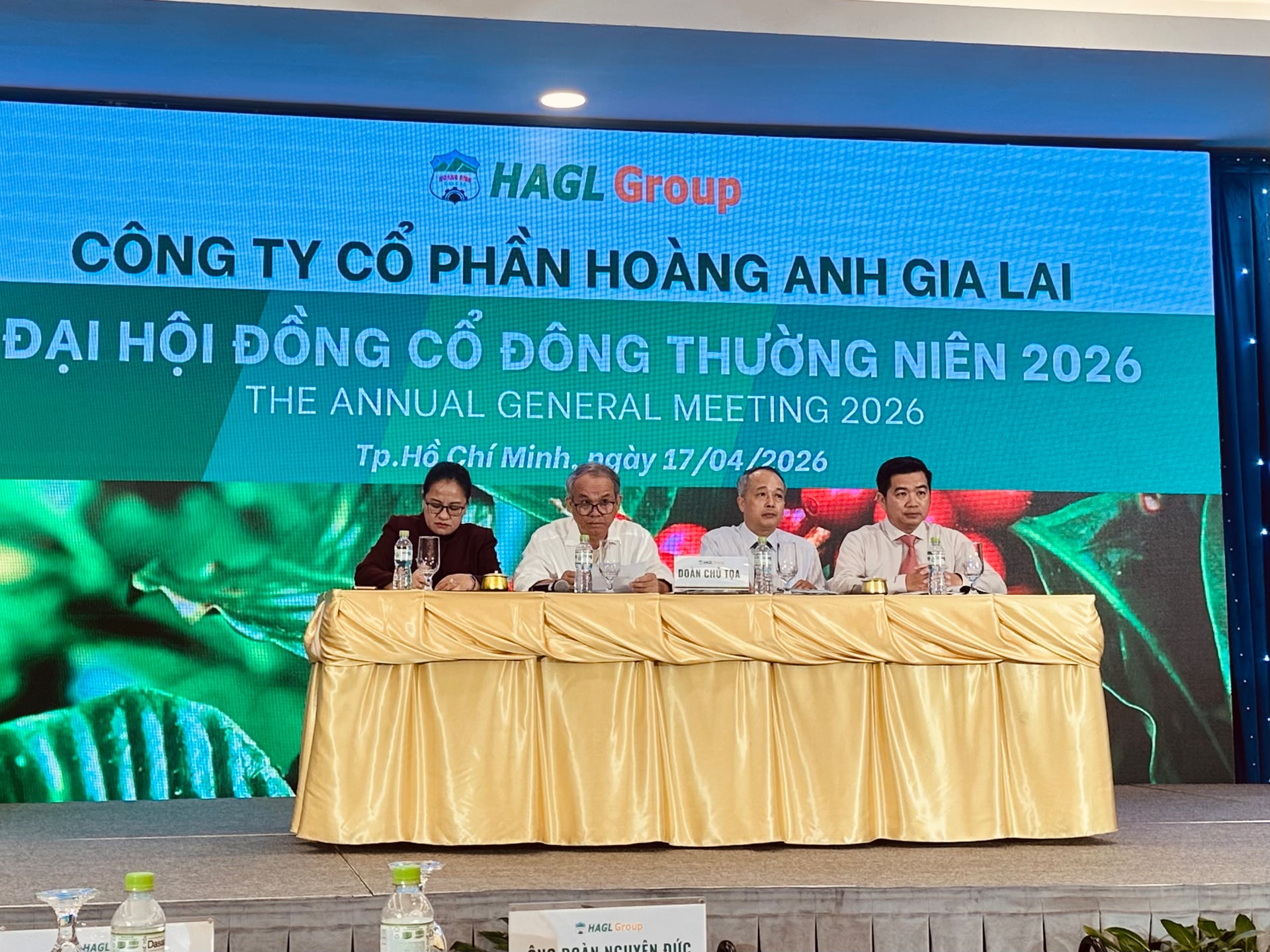 Bầu Đức: Ai có tiền cứ mua cổ phiếu HAG giống tôi, nếu 1–2 năm nữa mà lỗ cứ kêu tôi ra chửi