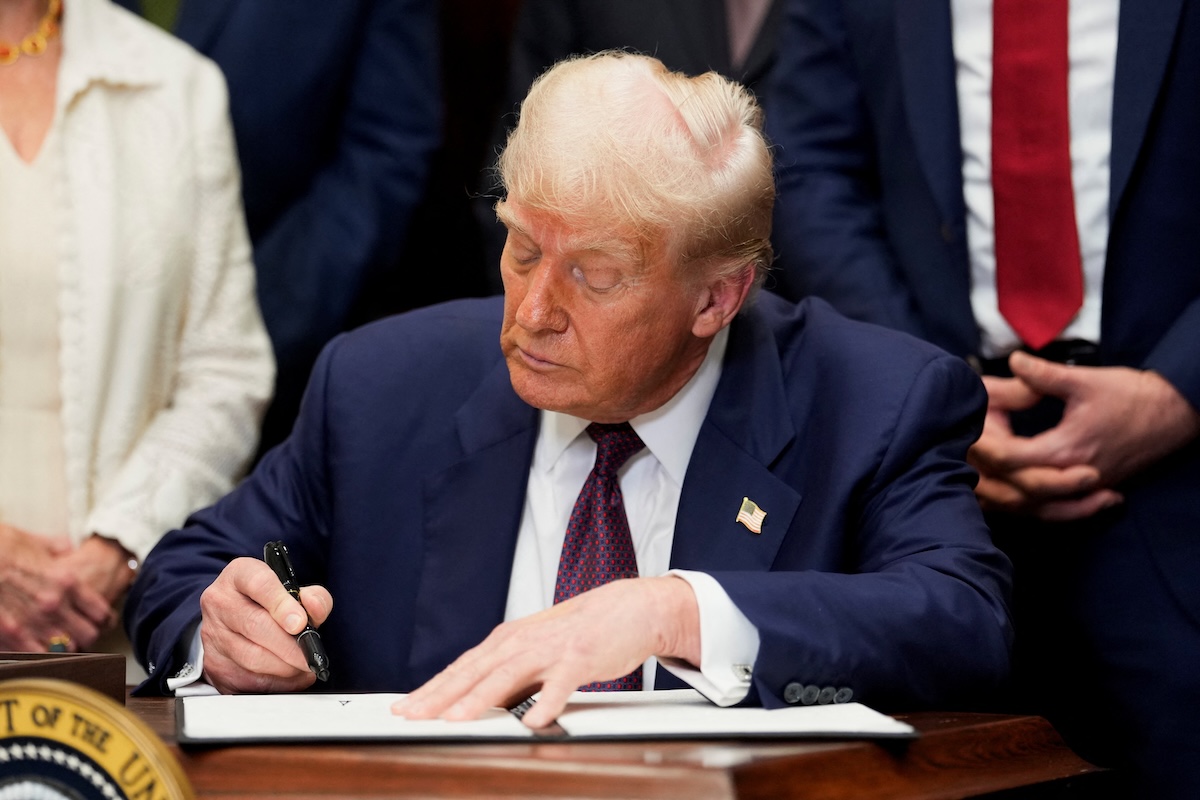 Tổng thống Trump công bố thuế quan đối ứng mới từ 10-41%, hàng trung chuyển bị áp 40%