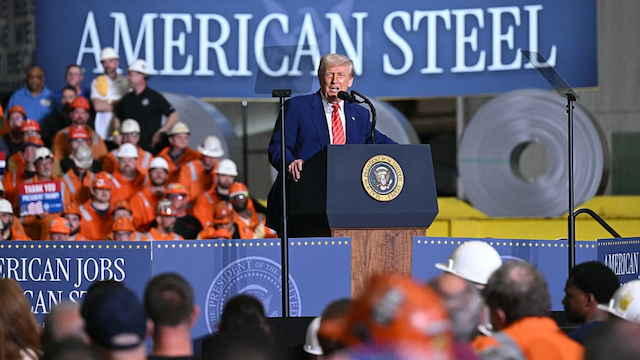 Tổng thống Donald Trump tuyên bố tăng gấp đôi thuế thép lên 50%, gia tăng áp lực với ngành sản xuất toàn cầu
