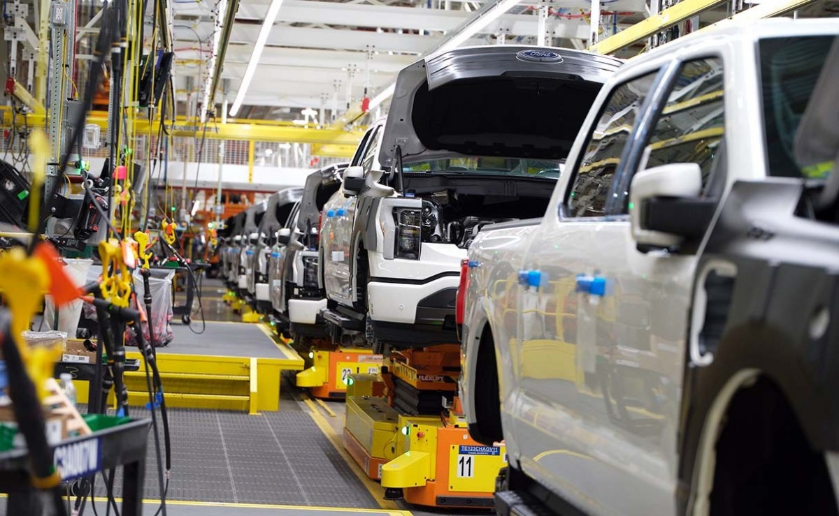 Tổng thống Donald Trump đang xem xét khả năng miễn thuế tạm thời đối với một số linh kiện ô tô