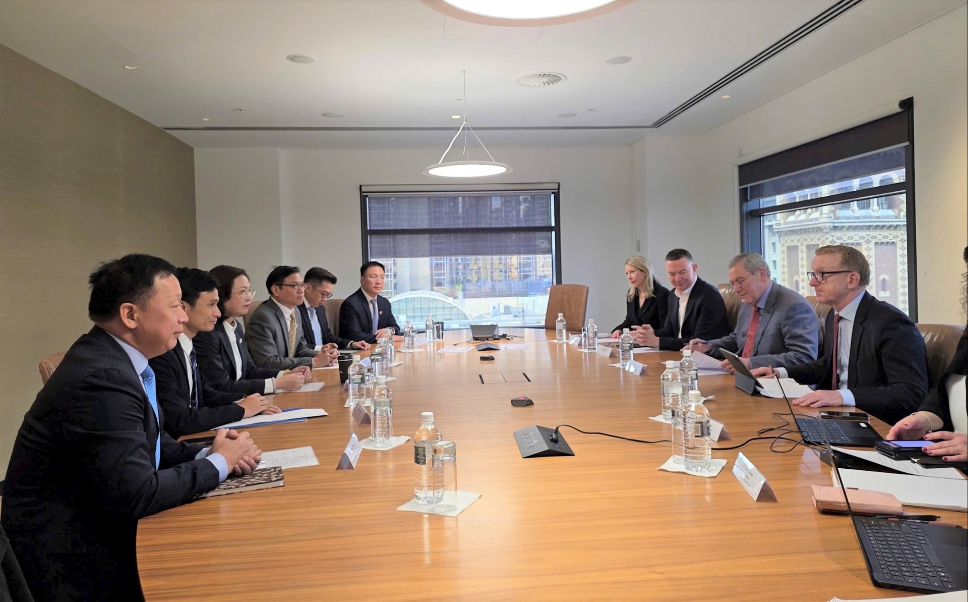 UBCKNN trao đổi cơ hội hợp tác với ASIC và Vanguard - quỹ đầu tư lớn nhất thế giới đang quản lý 13.000 tỷ USD