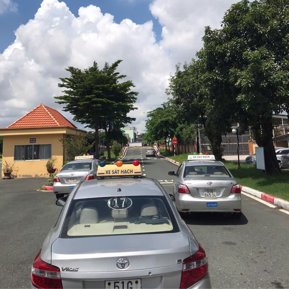 Tốc độ cho phép khi chạy trên đường cao tốc và trong thành phố